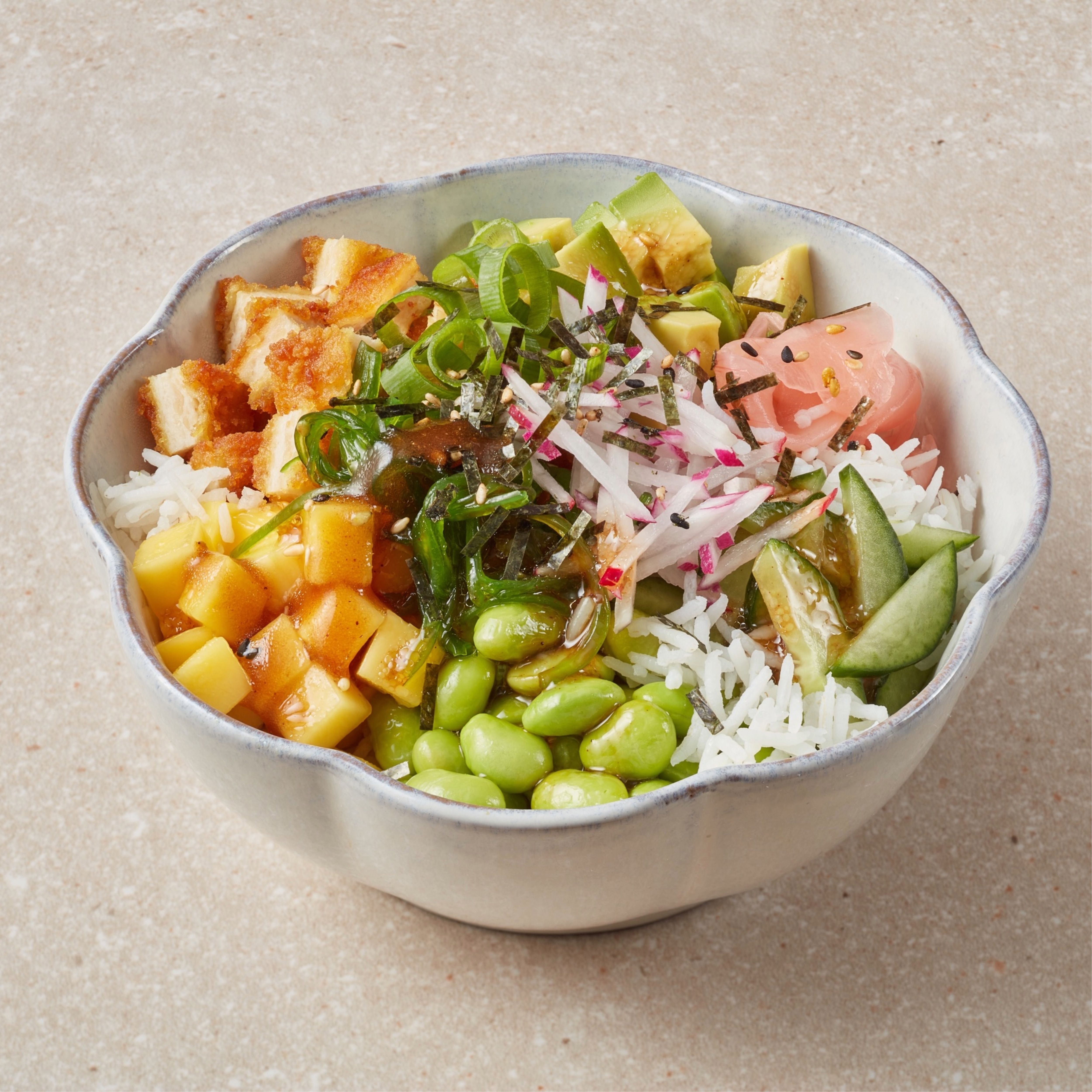Poké bowl met vegetarische krokante kipburger